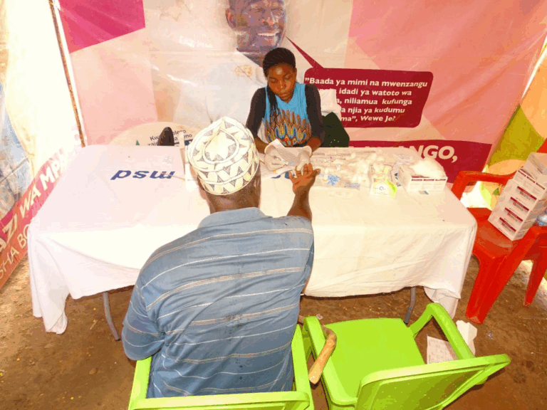 Baba akipima Afya katika banda la KIVIDEA
