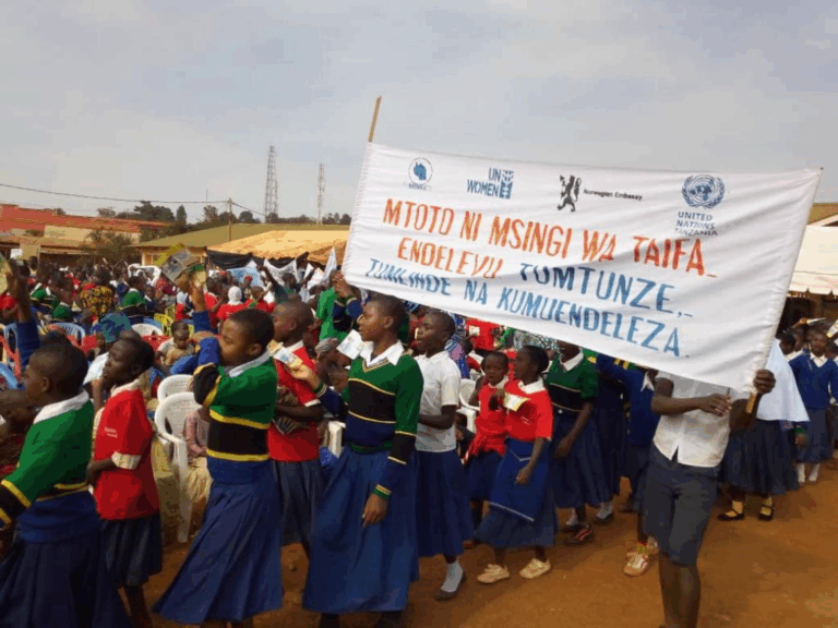 Wanafunzi wakibeba bango katika Kuazimisha siku ya Mtoto